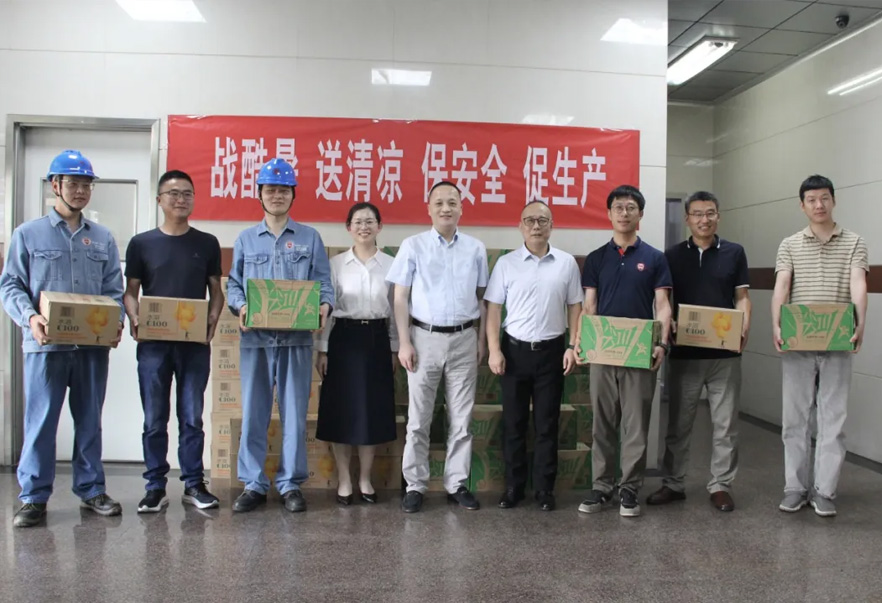 上海长征娱乐沈波总裁一行慰问长征注册厂一线员工